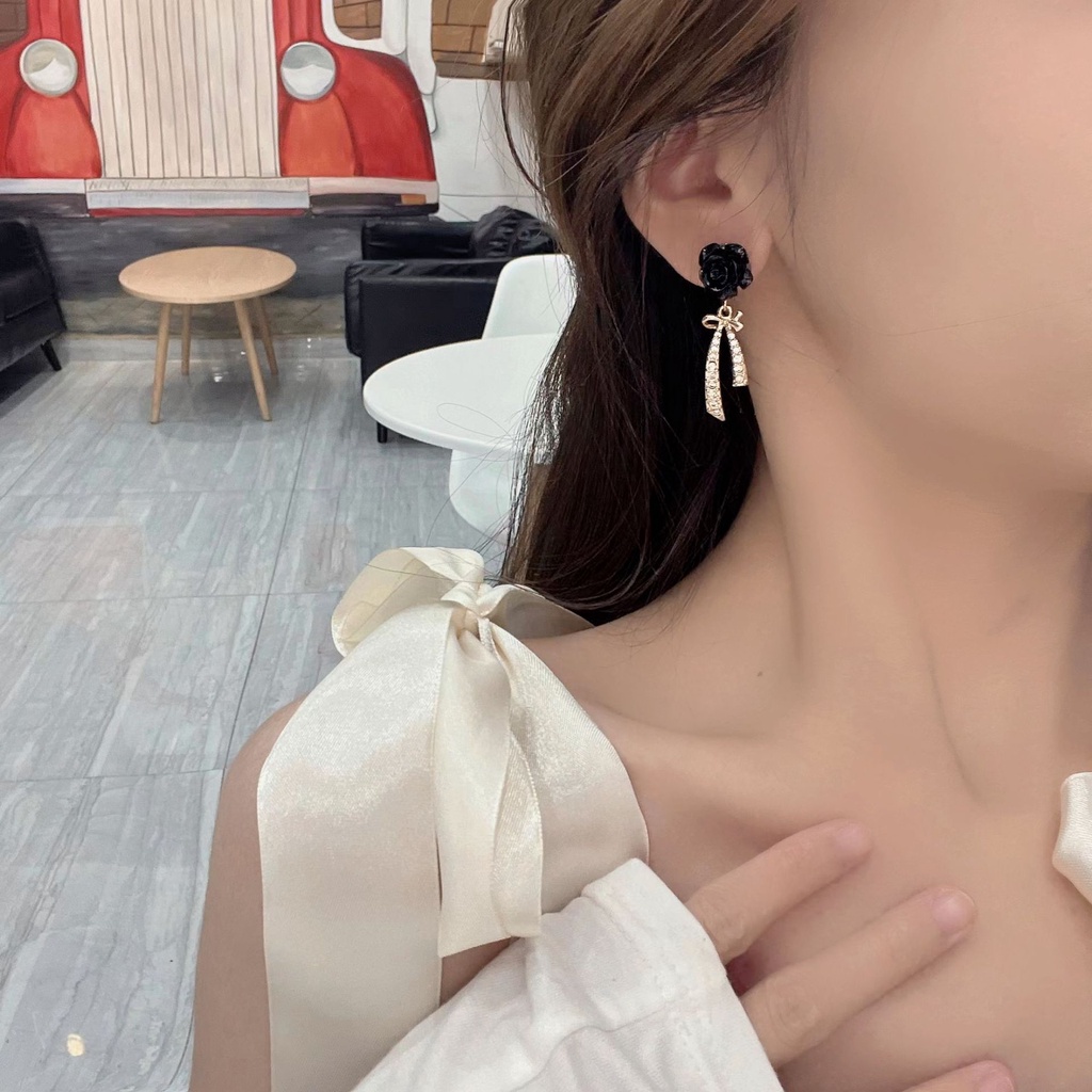 Khuyên tai kẹp không bấm lỗ chốt cố định K025 bằng hợp kim mạ bạc hình bông hoa kèm nơ đính đá dáng midi Leous