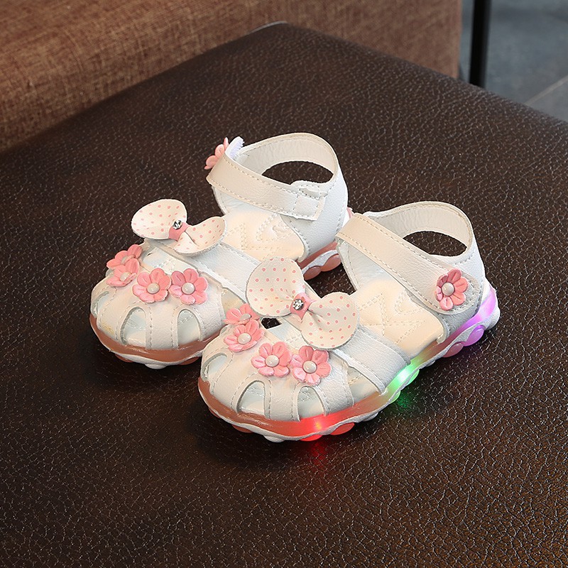 Giày sandals đính hoa có đèn LED dễ thương cho bé