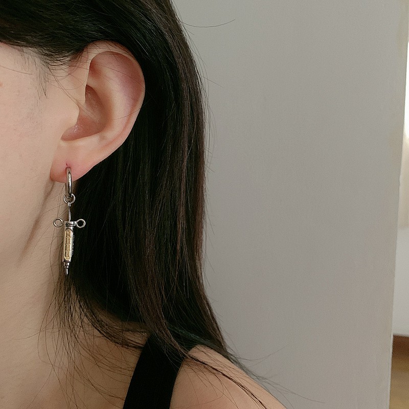 Bông tai Ambush syringe earring ss20
