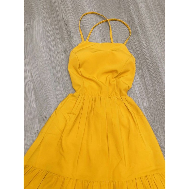 Đầm maxi vàng đan lưng sau