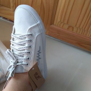 Pass lại giày i hình size 37 với giá 120k