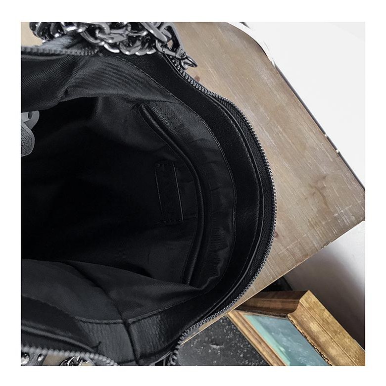 TÚI XÁCH NỮ VIỀN ĐINH DA MỀM ĐỰNG VỪA A4 | BigBuy360 - bigbuy360.vn