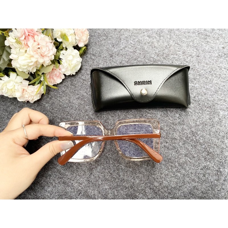 Kính Trắng chống ánh sáng Xanh Shein sang sịn mịn ạ, Có Mail mua hàng tại web của hãng.