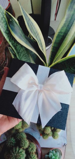 Hộp hoa son thỏi cao cấp  kèm hoa hồng nhung  kèm nơ | BigBuy360 - bigbuy360.vn