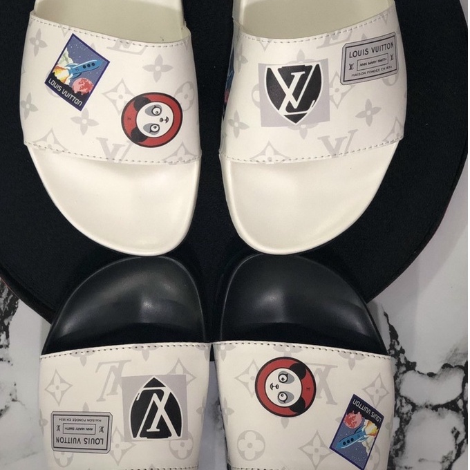 Dép Da PU Quai Ngang Nam, Nữ, Unisex LV Họa Tiết Dễ Thương Thiết Kế Cao Cấp, Mang Êm Chân, Chất Lượng