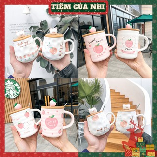 Ly sứ có nắp gỗ gắn heo 3D màu trắng in hình quả đào có quai cầm kèm muỗng cà phê 400ml Tiệm Của Nhi LSCN15