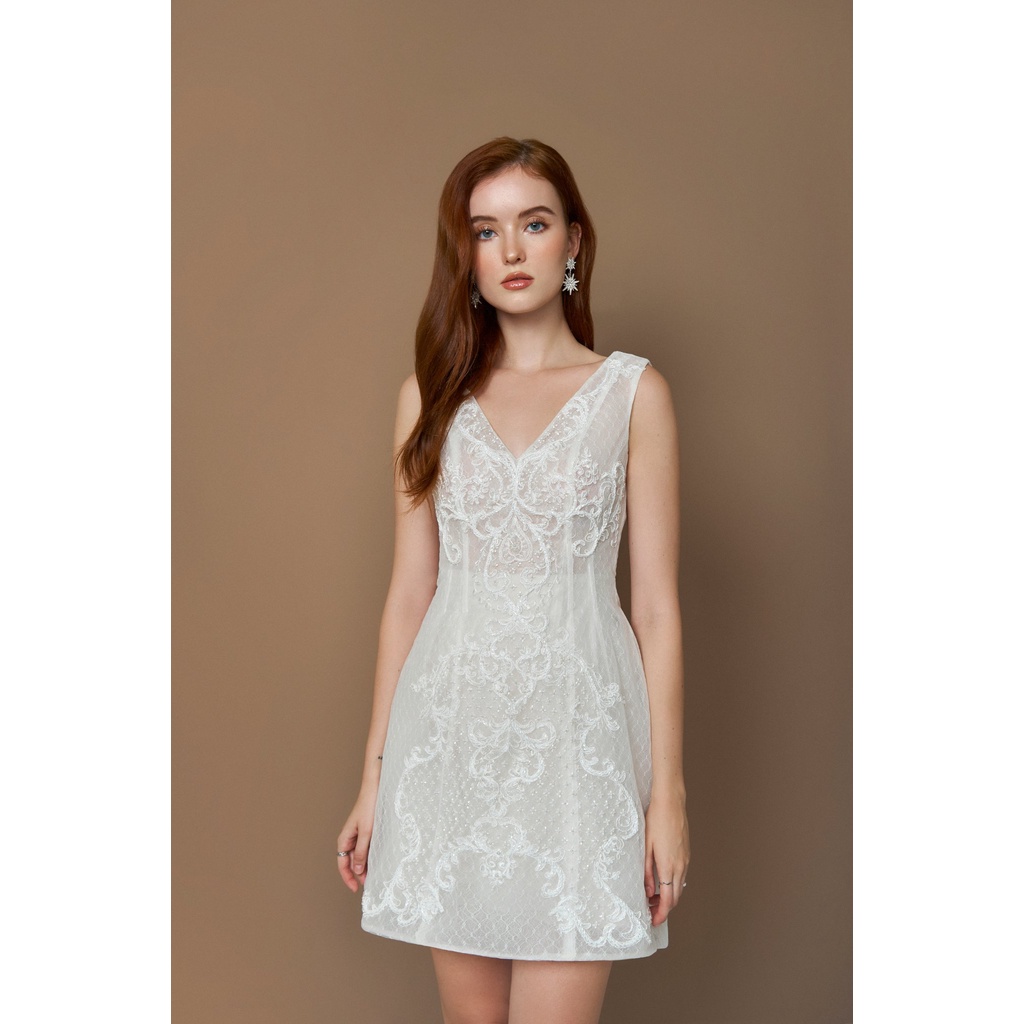 MAVEN - Váy trắng cổ V đính kết Jena Dress