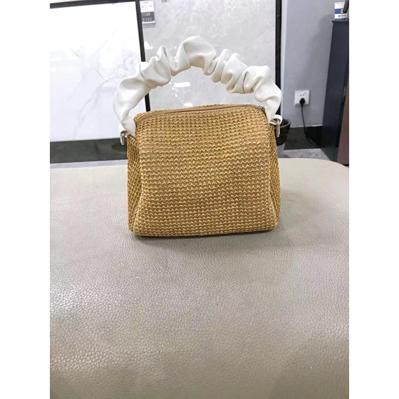 Túi đeo chéo đan cói kiểu vuông màu sắc đối lập phong cách retro thời trang mùa hè 2022