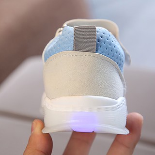 Giày thể thao có đèn LED cho bé