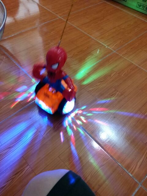 SIÊU NHÂN ĐI XE THĂNG BẰNG PHÁT NHẠC, PHÁT SÁNG.