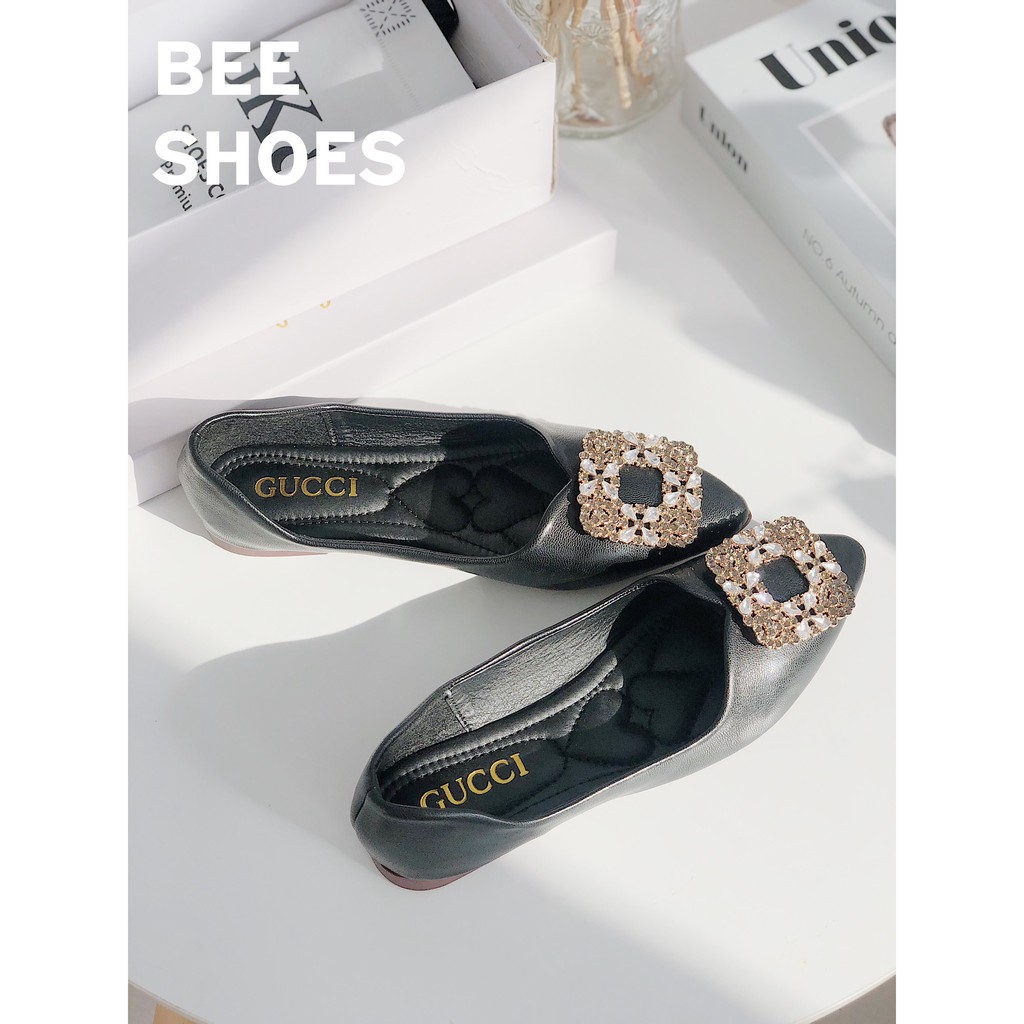 BEESHOES - GIÀY BÚP BÊ NỮ MŨI NHỌN HỌA TIẾT ĐÁ HOA VUÔNG - GIÀY BÚP BÊ NỮ ĐẾ BỆT DA LÌ SẴN MÀU ĐEN - KEM 201036