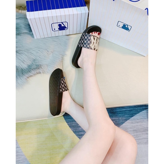 Dép Mickey ss2021 2 màu đen-trắng size nam-nữ hàng 1:1