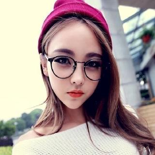 Kính gọng tròn xinh xắn