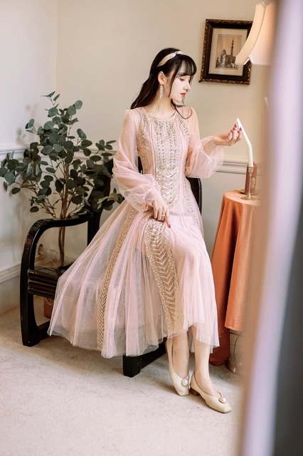 Đầm ren dài dáng xoè thêu hoạ tiết qccc