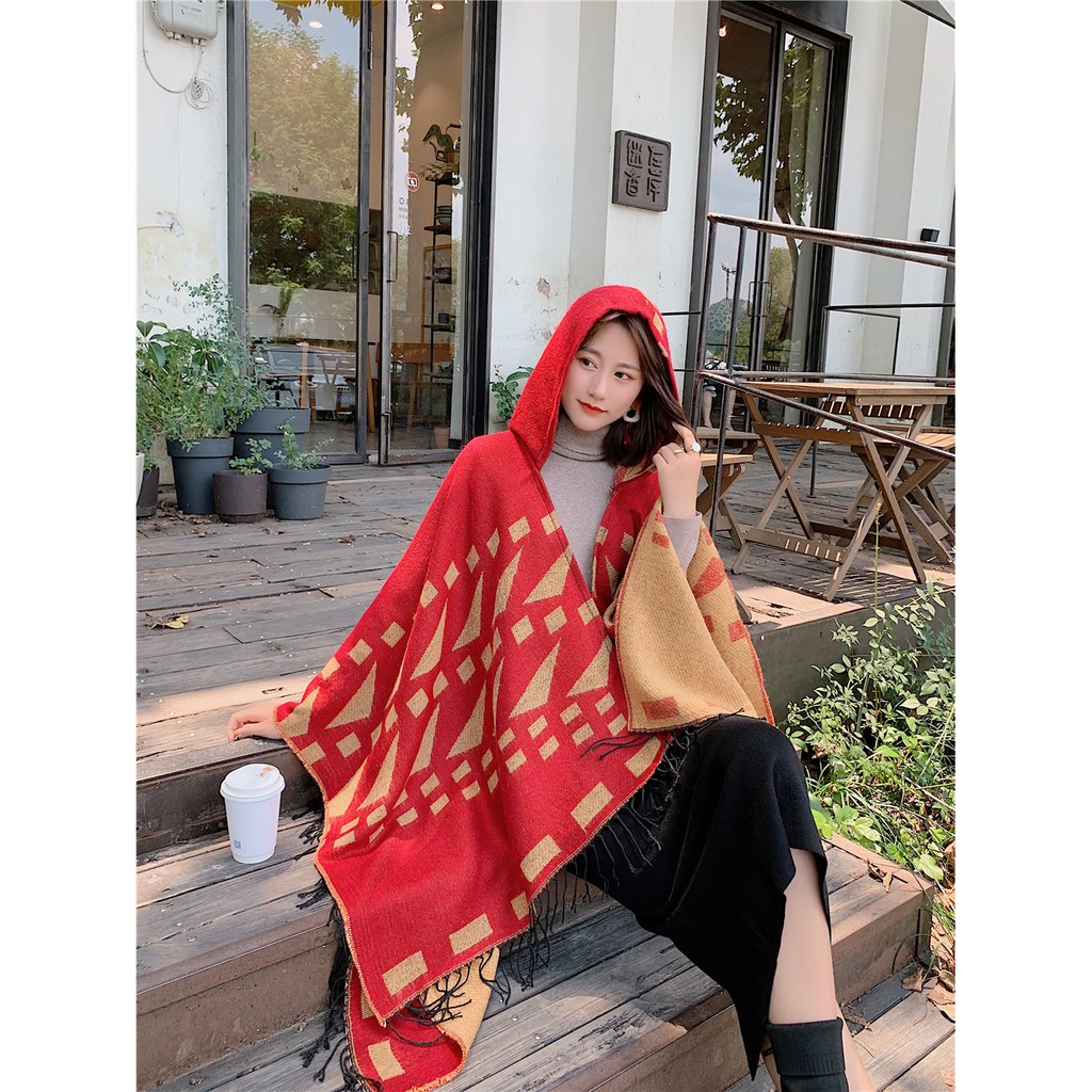 áo choàng đỏ có mũ, hoạ tiết hình thoi | BigBuy360 - bigbuy360.vn