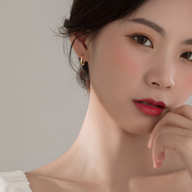 Khuyên tai nữ kiểu dáng độc đáo