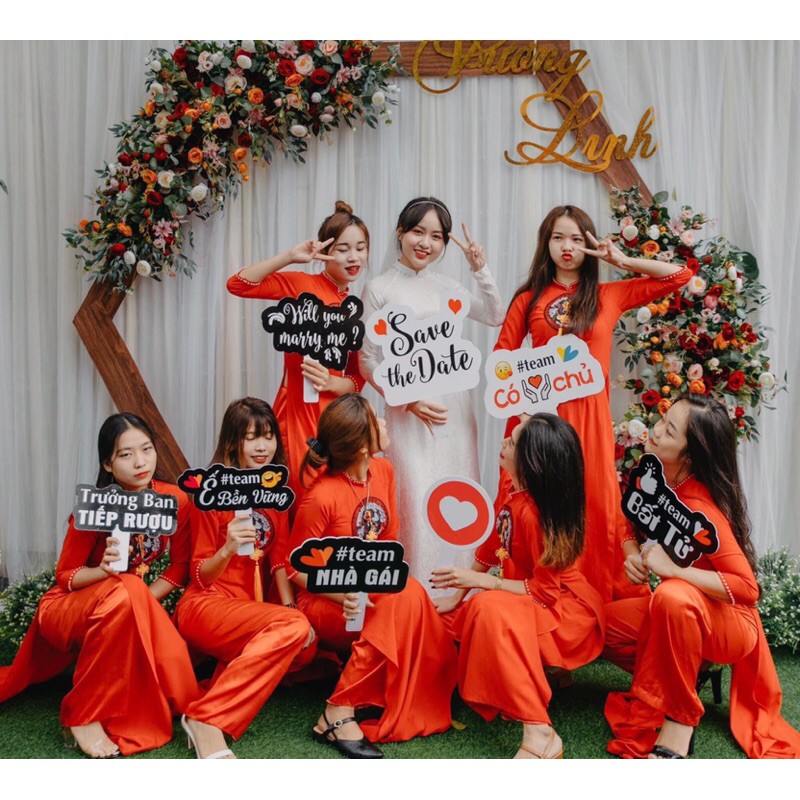 hastag cầm tay chụp hình đám cưới, sinh nhật, họp lớp