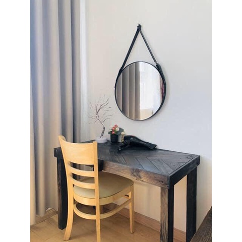 Gương treo tường dây da đầy đủ kích thước màu da và phụ kiện lắp đặt