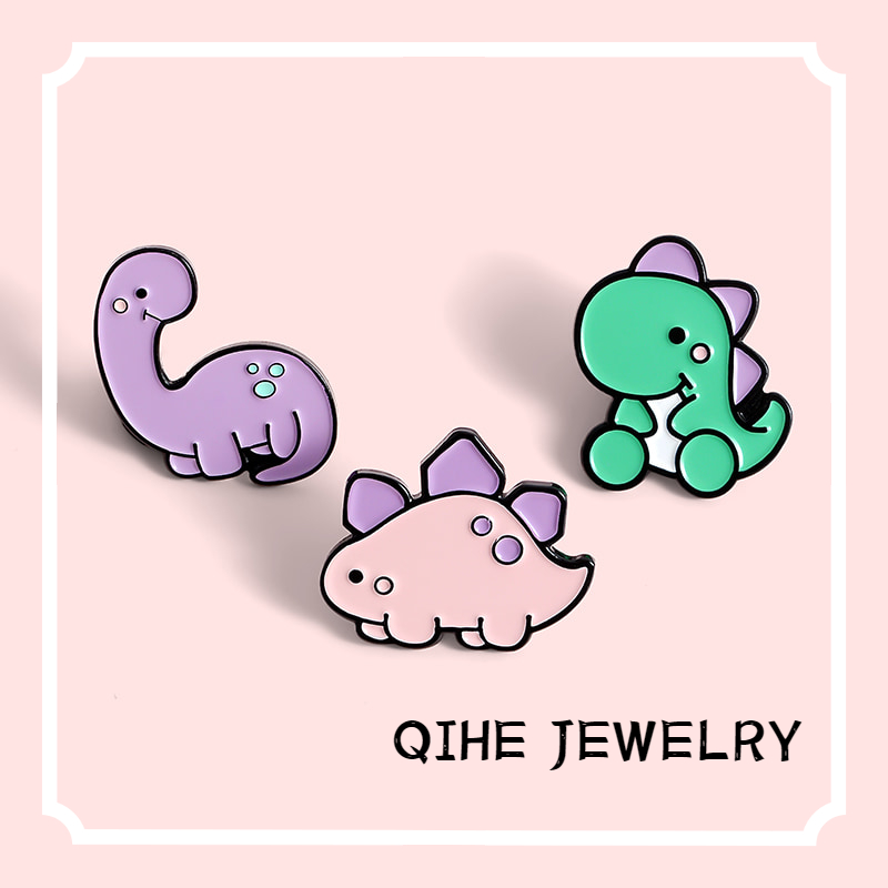 Ghim cài áo QIHE JEWELRY màu hồng hình khủng long Stegosaurus Diplodocus tráng men cho bé/bạn bè