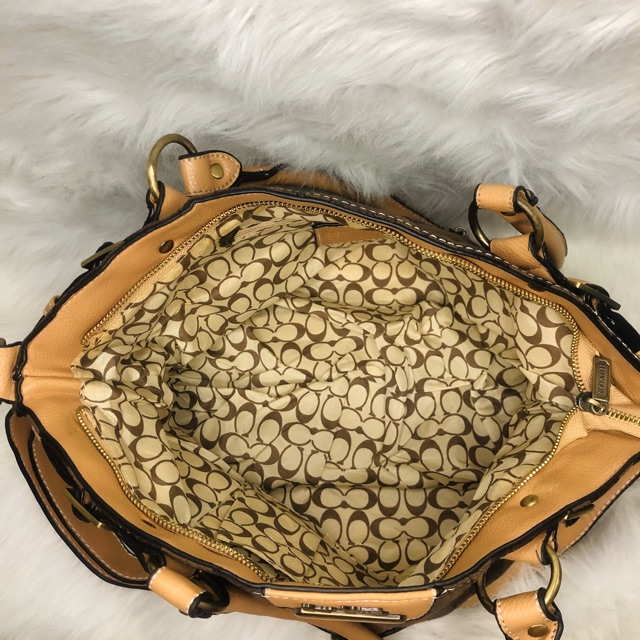 Xách tay có dây đeo chéo.Hiệu Coach