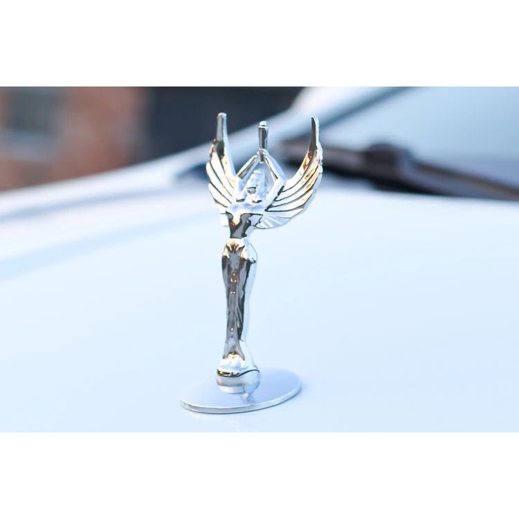 Logo 3D cô gái đứng dán capo xe ô tô