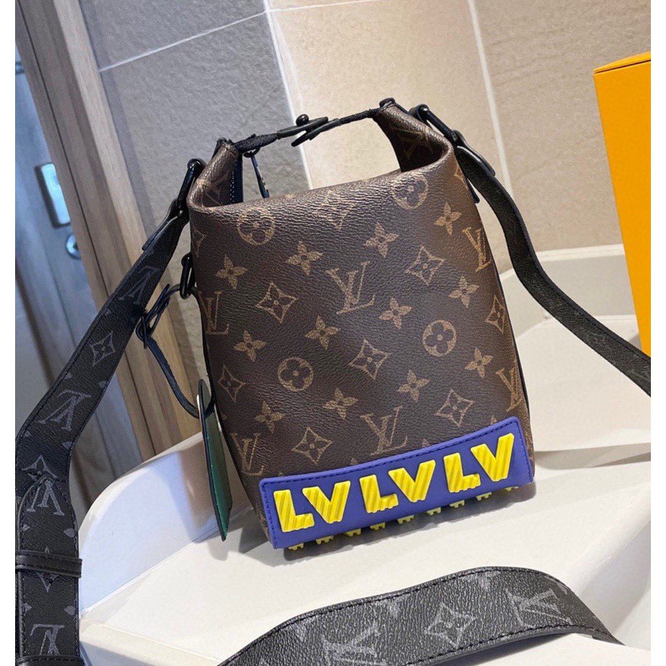 Lv Túi Đeo Chéo Louis Vuitton In Chữ Thời Trang Cho Nữ