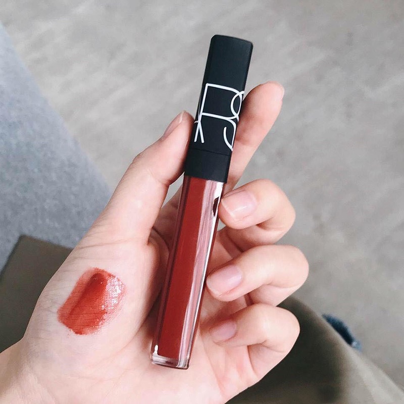 Son bóng Nars lip gloss màu Aragon đỏ cam nâu siêu xinh