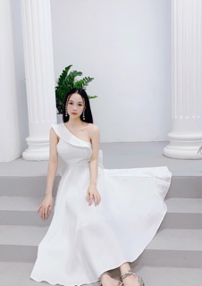Váy lệch vai gắn nơ sau lưng
