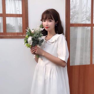 Đầm babydoll trắng cổ bèo