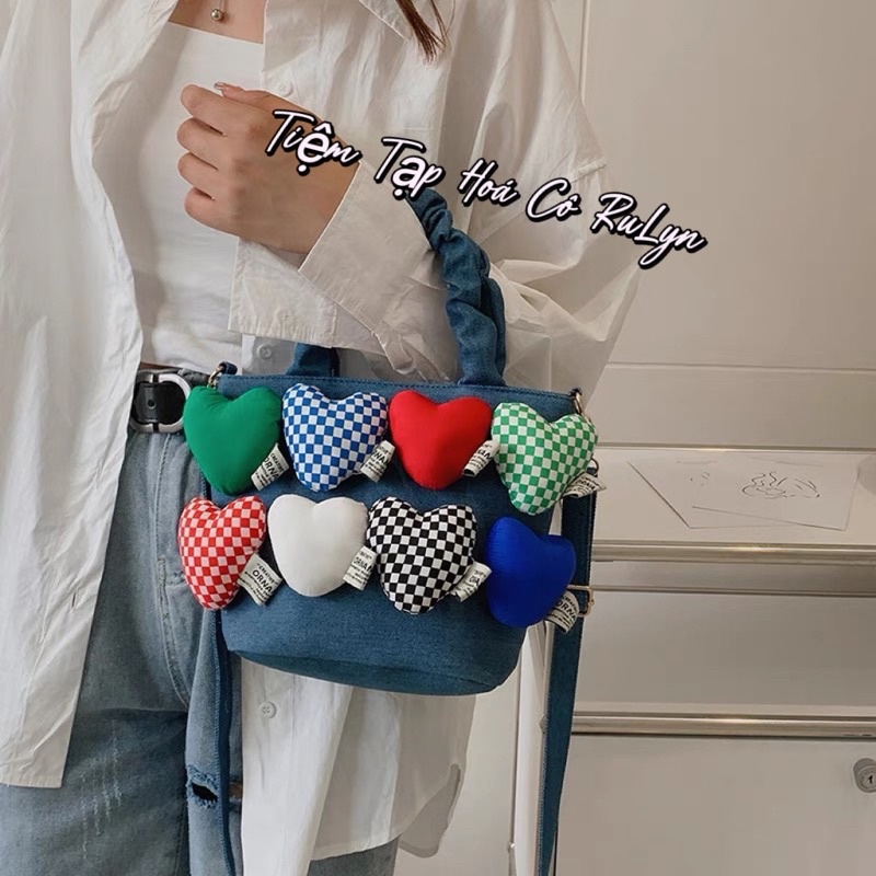 Túi xách vải đeo chéo, đeo vai gắn hoạ tiết trái tim đủ màu siêu Cute ( Hàng Có Sẵn)