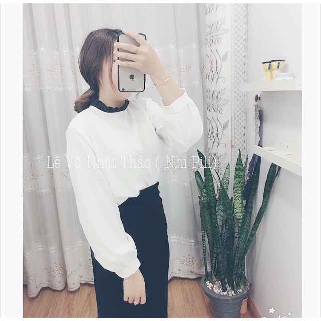 Áo sơ mi trắng cổ bèo đen