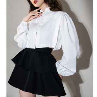 Chân váy đen thiết kế dáng xòe ngắn trên gối, bèo hai tầng xinh xắn