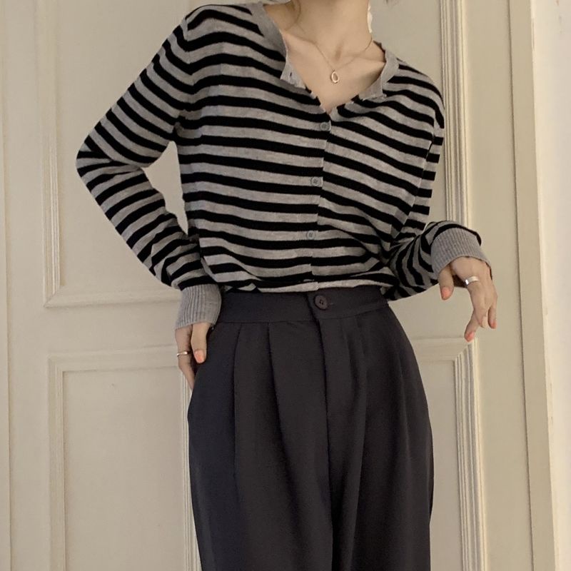 Áo sweater IELGY tay dài dáng rộng họa tiết kẻ sọc phối màu tương phản thời trang cho nữ