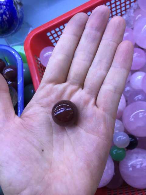 Quả cầu Đá T.A nhí 50gram tặng kèm đế gỗ nhiều màu chế tác thủ công hoàn toàn thiên nhiên