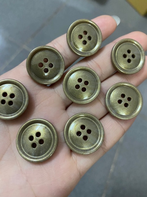Nút 4 lỗ bóng vàng nhũ bảng 2cm