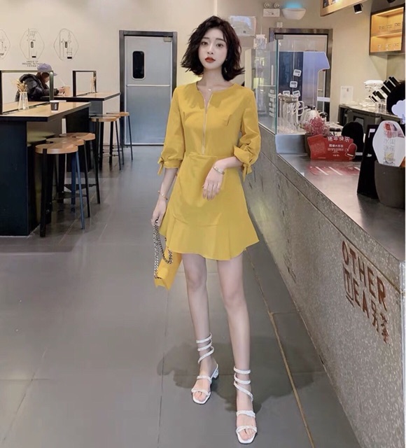 Đầm vàng phối dây kéo