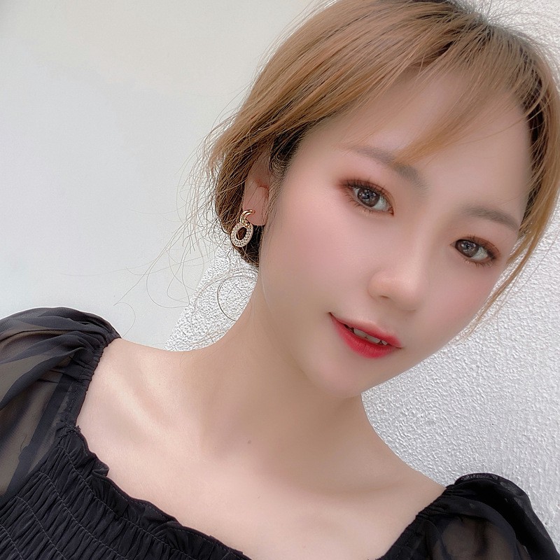 Khuyên tai kiểu dáng độc đáo cá tính dành cho nữ