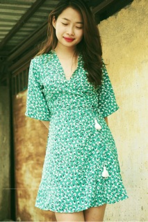 Váy hoa nhí vạt chéo cột dây
