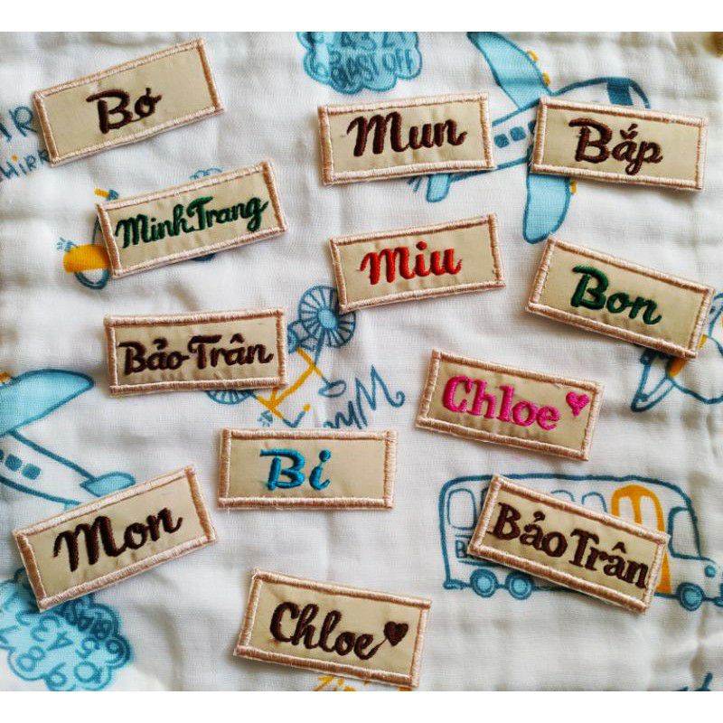 Bảng tên thêu cho bé dùng để may vào áo, quần, cặp, mền, gối .v..v làm từ 1 cái