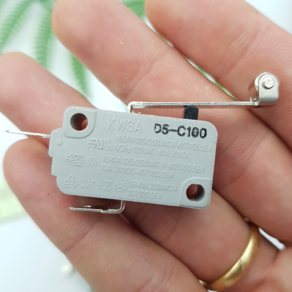 Công Tắc Hành Trình Thường Đóng 16A 125V KW3A D4-C100 D5-C100