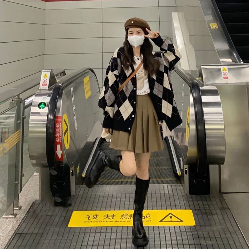 Bộ áo khoác cardigan dệt kim + chân váy xếp ly thời trang thu đông 2021