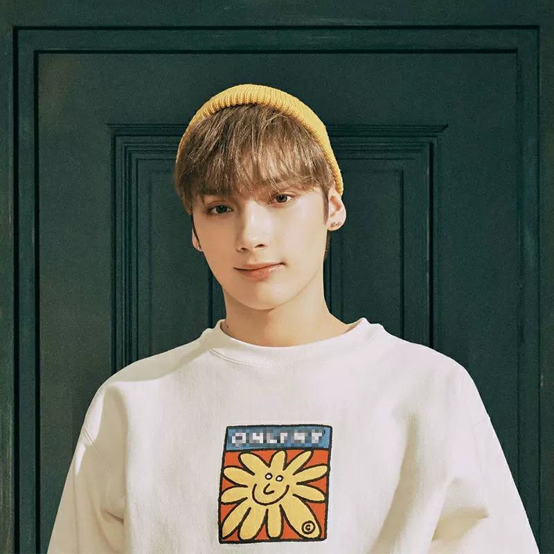 2 mẫu áo nỉ in hình cute giống Beomgyu và Huening Kai TXT