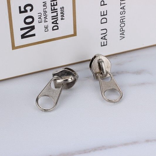 Khuyên tai họa tiết khóa kéo thời trang cho nữ