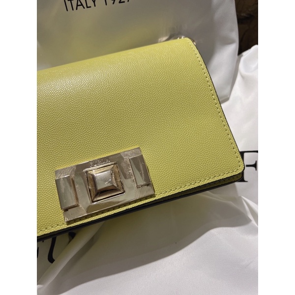Túi Furla khoá vuông màu vàng