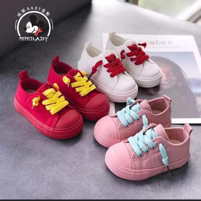 Giày thể thao bé gái