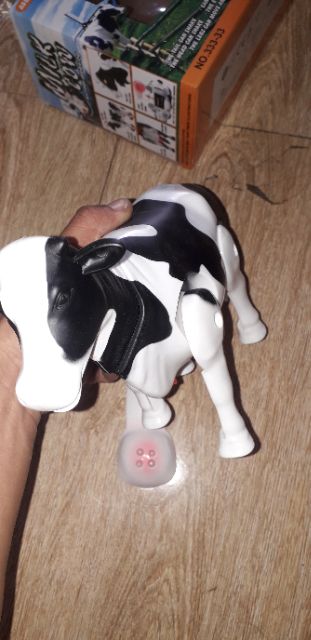 Chú Bò sữa mô hình chạy pin có nhạc và đèn Led tặng kèm pin