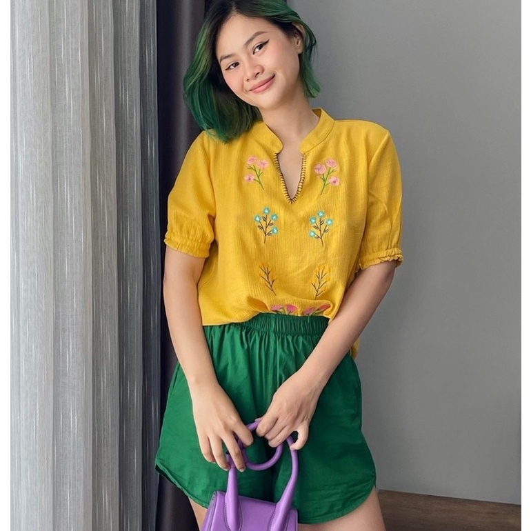 Áo thêu hoa tơ đũi cổ trụ xẻ. Hình thật shop chụp cận vải