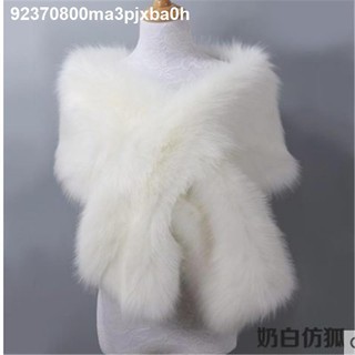 Khăn choàng lông giả cho cô dâu