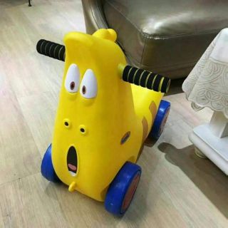 Xe chòi chân Larva
