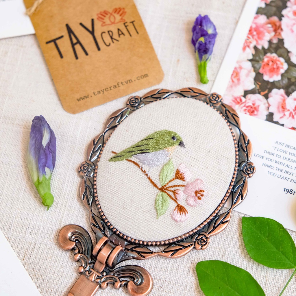 Gương thêu tay kiểu dáng cổ điển, gương trang điểm cầm tay handmade